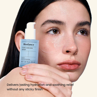 Mannequin tenant le flacon BIODANCE Hydro Cera-Nol Serum pres de son visage, peau hydratee et lumineuse