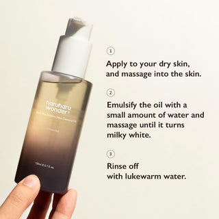 Haruharu Wonder Black Rice Deep Cleansing Oil 150 ml tenu en main avec instructions d'utilisation en 3 etapes