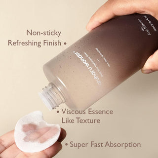 Haruharu Wonder Black Rice Hyaluronic Toner verse sur un coton, texture visqueuse a absorption rapide et fini non collant