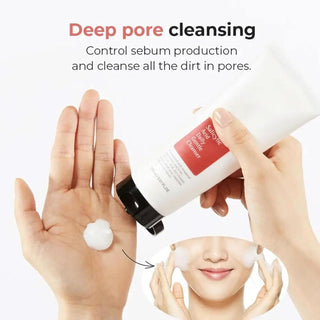 COSRX Low pH Good Morning Cleanser - noisette de gel dans la paume et application mousse sur le visage