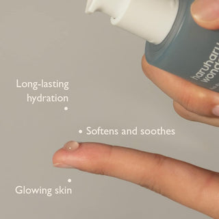 Goutte d'essence Haruharu Wonder versee sur un doigt montrant la texture legere et hydratante