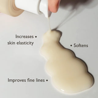 Haruharu Wonder Black Rice Hyaluronic Serum - texture cremeuse beige versee du flacon sur surface blanche