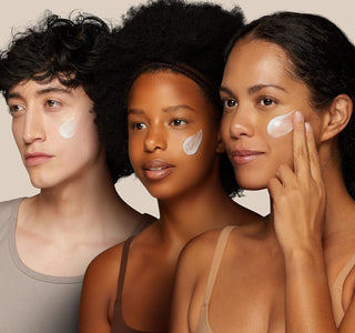 Trois modeles aux carnations differentes avec une touche de creme SKIN1004 Centella sur la joue