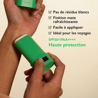 Application du stick Haruharu Wonder Black Bamboo sur la main avec liste des avantages SPF50+ PA++++