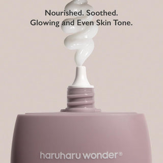 Gros plan sur le goulot du pot Haruharu Wonder Black Rice Hyaluronic Cream avec swirl de creme blanche onctueuse