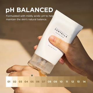 SKIN1004 Centella Cream tenue en main avec echelle pH equilibre et noisette doree sur le poignet