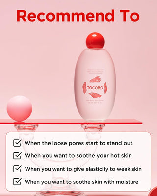 TOCOBO Vita Berry Pore Toner flacon rose sur support en verre avec liste de recommandations d'utilisation