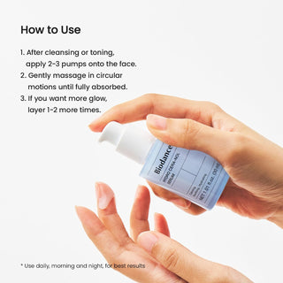Mains tenant le flacon pompe BIODANCE Hydro Cera-Nol Serum avec instructions d'utilisation en 3 etapes