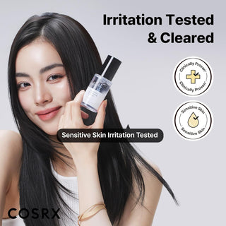 Modele aux cheveux brillants tenant le serum COSRX Peptide-132 avec badges test dermatologique et peau sensible