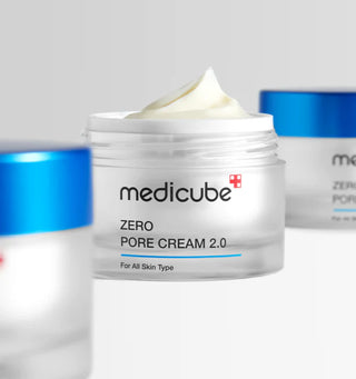 Pot ouvert Medicube Zero Pore Cream 2.0 au premier plan avec deux autres pots floutes en arriere-plan