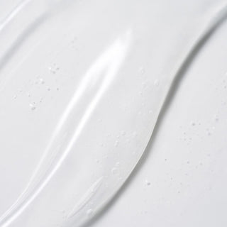 Texture gel transparente du nettoyant PURITO Mighty Bamboo Panthenol étalée en gros plan - swatch