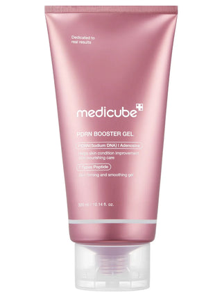 Tube rose metallise MEDICUBE PDRN Booster Gel 300ml avec bouchon transparent sur fond blanc