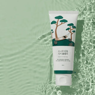 Round Lab Nettoyant Pin Cica - tube flottant dans eau transparente sur fond vert menthe
