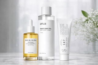 SKIN1004, Anua et Dr.Althea routine apaisante poses sur comptoir marbre avec lumiere naturelle douce