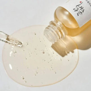 Texture dorée translucide du Glow Serum Beauty of Joseon coulant du flacon avec sa pipette