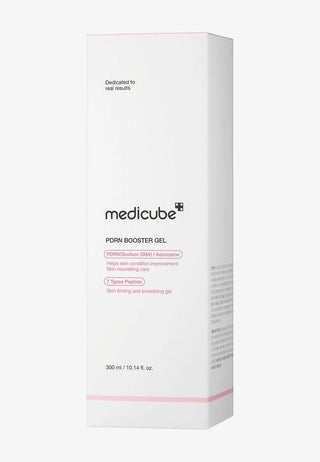 Boite blanche et rose MEDICUBE PDRN Booster Gel 300ml avec details ingredients sur fond gris clair