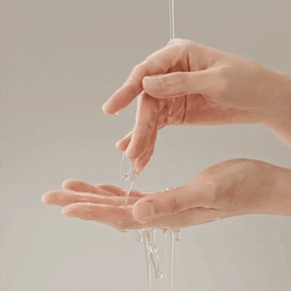 Texture transparente et fluide de l'huile nettoyante SKIN1004 Centella coulant entre les mains