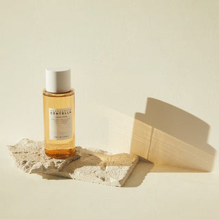 SKIN1004 Centella Toning Toner 210ml pose sur pierre calcaire avec blocs beiges en arriere-plan