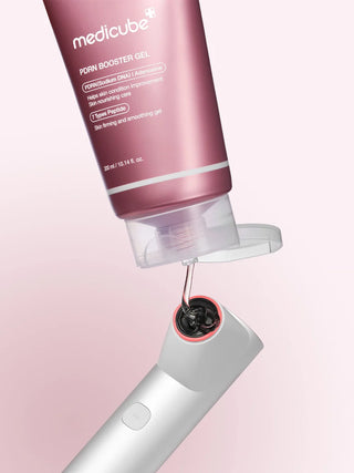 Gel MEDICUBE PDRN Booster coulant du tube vers l'appareil AGE-R Booster Pro, vue rapprochee